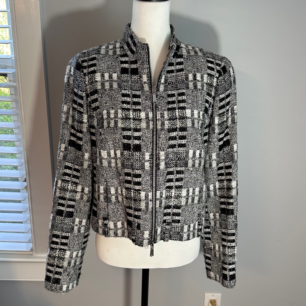 Worth Black & White Cropped Jacket. Ladies Size 8 Great Condition/Like New!